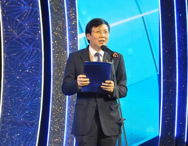 Ông Hồ Quang Lợi, Phó Chủ tịch thường trực Hội Nhà báo Việt Nam phát biểu tại đêm chung kết xếp hạng 27-10