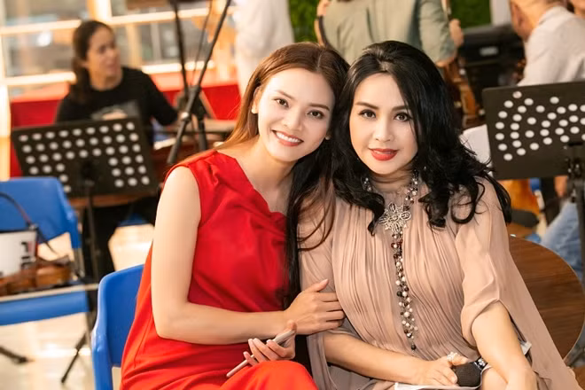 Phạm Phương Thảo và ca sĩ Thanh Lam trong một buổi tập cho liveshow "Mơ Duyên"