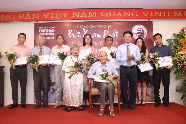 Ban tổ chức trao giấy chứng nhận cho đại diện 12 đề cử Giải thưởng năm 2018 Ban tổ chức trao giấy chứng nhận cho đại diện 12 đề cử Giải thưởng năm 2018