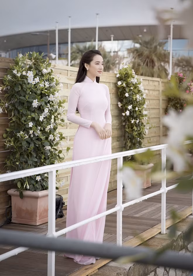 Áo dài thướt tha giúp nữ diễn viên trẻ "ghi điểm" trong mắt bạn bè.