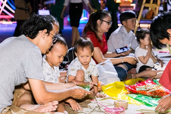 Trẻ tò mò cùng ba mẹ làm đèn ông sao