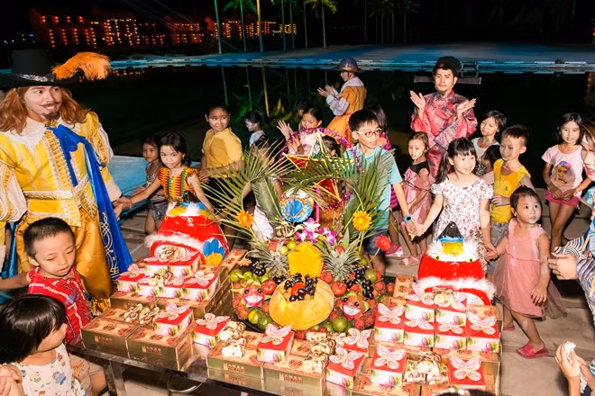 2.000 phần quà đã được dành tặng trẻ em trong lễ hội