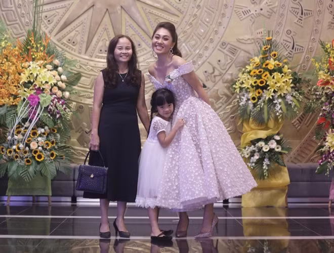 Minh Trang và người thân trước sảnh VTV bên thềm mùa giải năm 2018