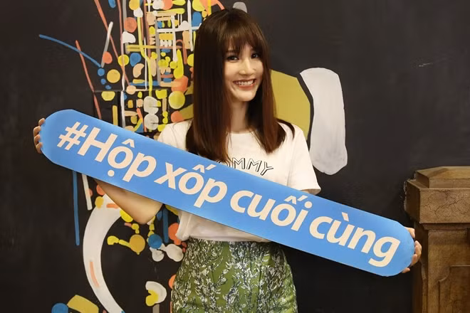 Nữ diễn viên xinh đẹp tạo dáng cùng các thông điệp kêu gọi giảm thiểu rác thải nhựa