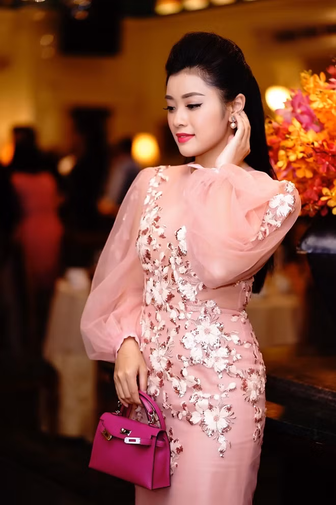 Sao Mai Thu Hằng là gương mặt trẻ quen thuộc với một số chương trình do Báo CAND tổ chức trước đó