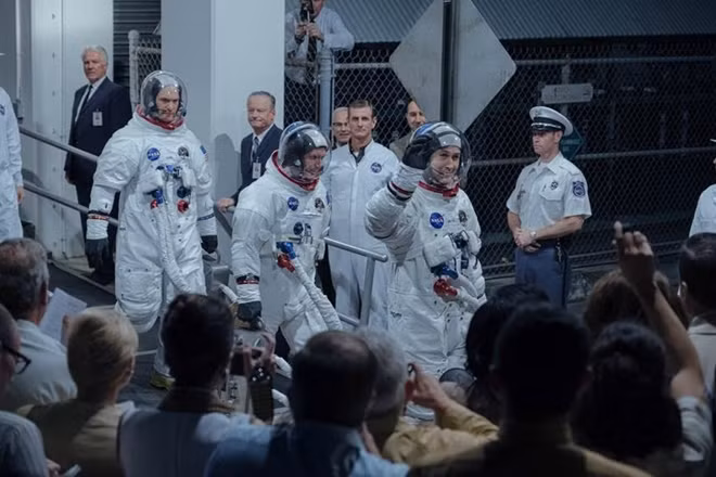 Phim được chú ý còn vì là tác phẩm đầu tiên khai thác đời sống riêng tư của của Neil Armstrong