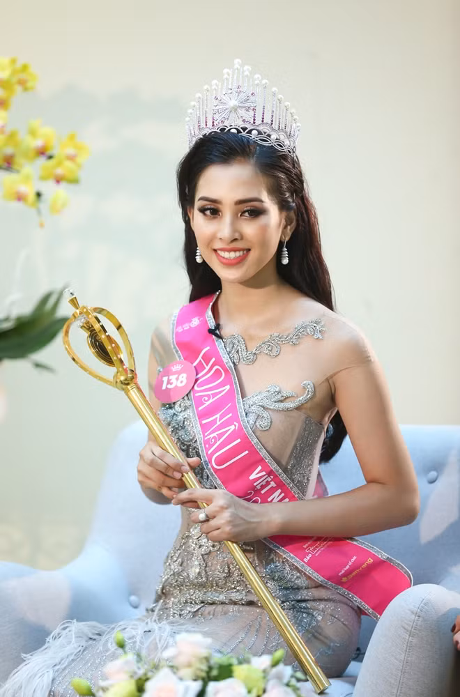 Tân Hoa hậu trong buổi phỏng vấn nhanh lúc 1h30 ngày 17-9
