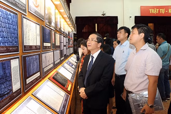 Đại biểu và khách tham quan triển lãm tại "đầu cầu" Hà Nội