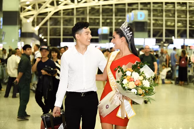 Hình ảnh bộ đội khá thân mật tại sân bay