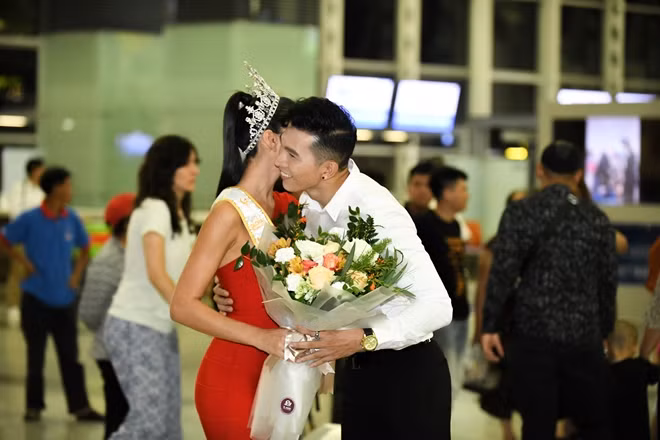Bó hoa được trao tặng Miss Global 2017 khi người đẹp vừa đến Hà Nội