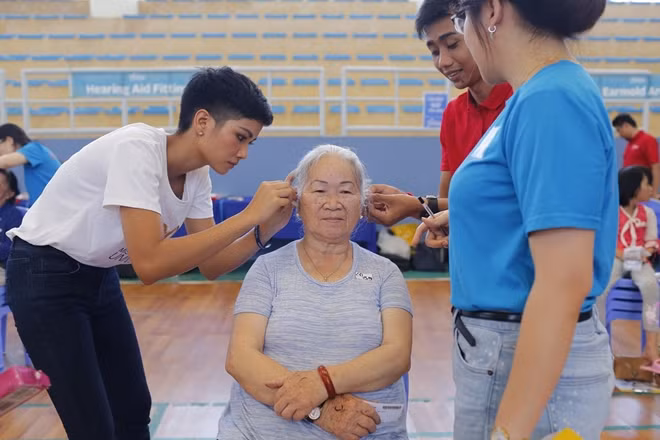 H'Hen Niê trao thiết bị trợ thính cho người già tại Nha Trang