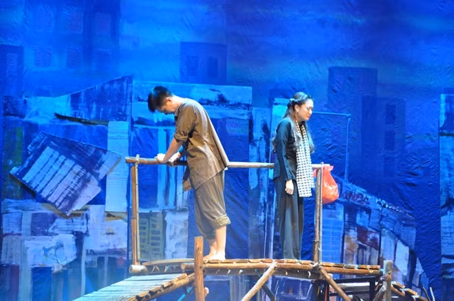 Chiến tranh khốc liệt, vì nhiệm vụ, đôi uyên ương Trần Đức (nghệ sĩ Việt Tùng) và Bảo Yến (Hồng Lê) chấp nhận hy sinh tình yêu.