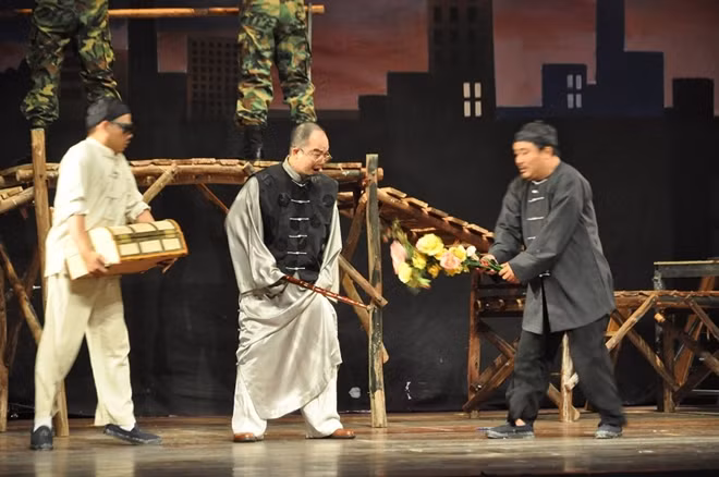 Trong nội đô, Ba Tẩu (NSƯT Hồng Tuấn) - gã trùm sỏ khét tiếng tìm mọi thủ đoạn nhằm chiếm đoạt Bảo Yến, lấy về làm vợ 5
