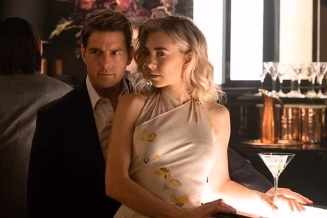 Bị kẹt giữa tình cũ và tình mới khiến Ethan Hunt khó xử