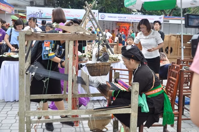 Nghệ nhân biểu diễn dệt vải truyền thống