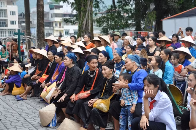 Nhiều cụ bà say mê xem biểu diễn