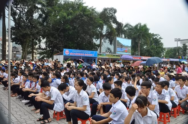Học sinh đến xem hát Then tại quảng trường 26-3