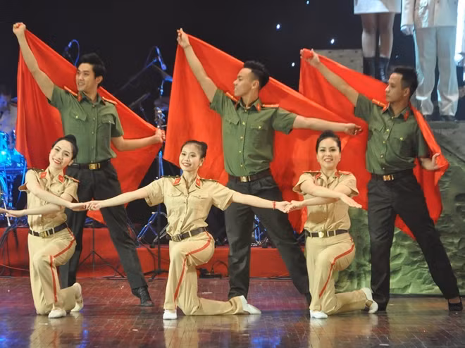 Hình ảnh người Công an nhân dân chuyển tải trên sân khấu