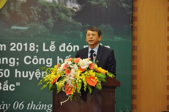 Ông Hoàng Xuân Oánh, Chủ tịch UBND tỉnh Cao Bằng trao đổi với báo chí tại Hà Nội chiều ngày 6-11