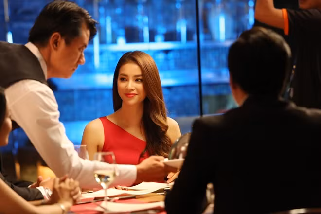 Hoa hậu Phạm Hương trong tình huống được mời dùng thịt tê tê