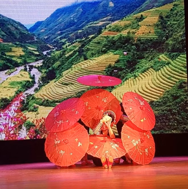 Tiết mục "Hoa ban đỏ"
