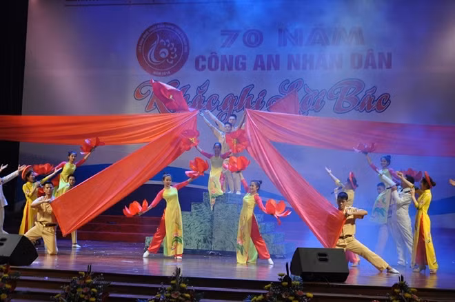 Không chỉ chuyển tải đúng chủ đề của liên hoan, tiết mục dàn dựng này còn được đánh giá cao về sự công phu lẫn giọng ca của các nghệ sĩ - chiến sĩ