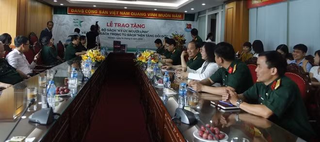 Lễ trao tặng sách tại Hà Nội ngày 14-6