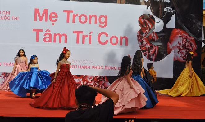 Phần biểu diễn của các "siêu mẫu nhí" khuấy động bầu không khí của buổi lễ