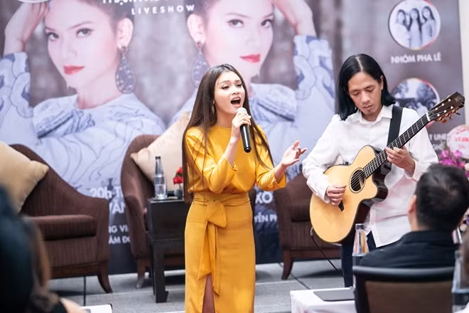 Phạm Phương Thảo ngẫu hứng hát "Mơ duyên" - ca khúc do chính chị sáng tác với phần đệm đàn của nhạc sĩ Thanh Phương - Giám đốc âm nhạc của "Mơ duyên"