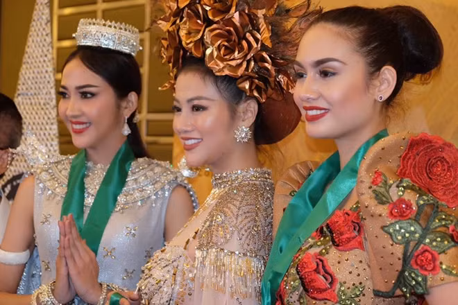 Phương Khánh (giữa) cùng một số người đẹp trong đêm thi