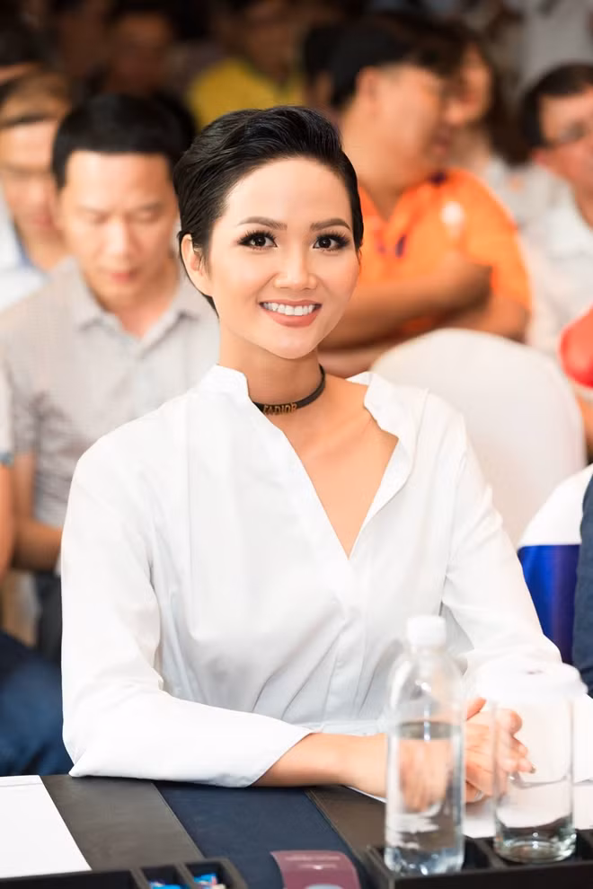 Nhận lời làm đại sứ của cuộc đua xe đạp, tân hoa hậu vẫn trung thành với màu trắng cho phong cách thời trang của mình
