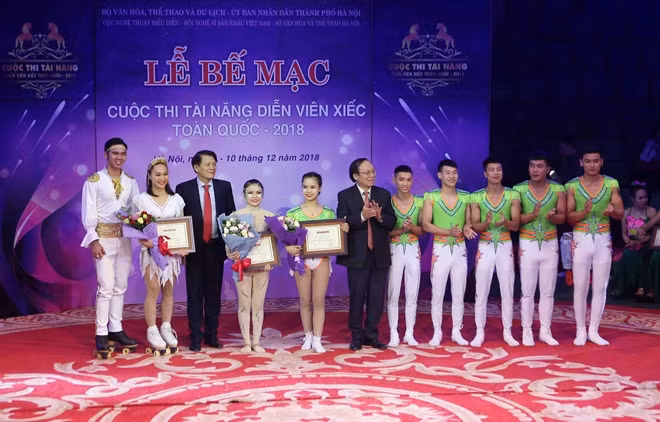 Ban tổ chức và các nghệ sĩ đạt giải cuộc thi năm 2018