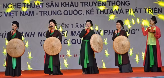 Nghệ sĩ Việt hát quan họ, mời trầu quan khách