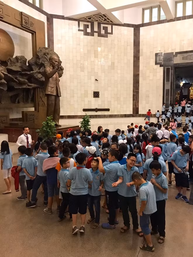 Đoàn học sinh tham quan Bảo tàng Hồ Chí Minh