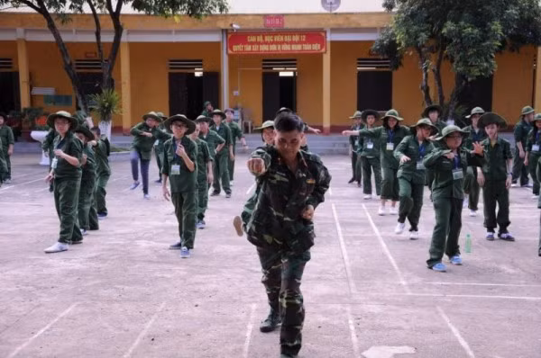 Rèn luyện thân thể cùng các sĩ quan chuyên nghiệp Rèn luyện thân thể cùng các sĩ quan chuyên nghiệp