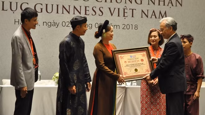 Đại diện Tổ chức Kỷ lục Việt Nam trao kỷ lục "Show diễn có số lượng diễn viên là nông dân đông nhất" cho đại diện nông dân Quốc Oai và đơn vị tổ chức chương trình "Tinh hoa Bắc bộ"