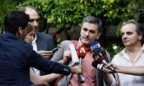 Bộ trưởng Tài chính Euclides Tsakalotos (bìa giữa) đang trả lời phỏng vấn báo chí.