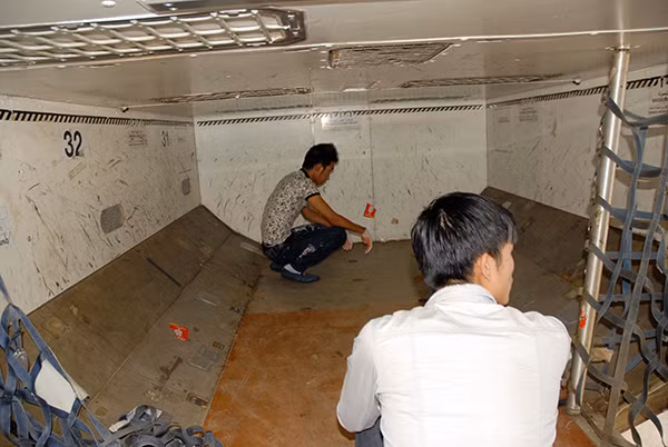 Lực lượng Công an đưa hai đối tượng đến hiện trường thực nghiệm điều tra.
