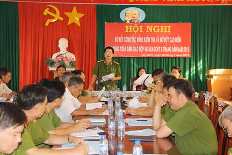Đại tá Phạm Văn Cao, Phó Giám đốc Công an Tây Ninh phát biểu chỉ đạo tại hội nghị.