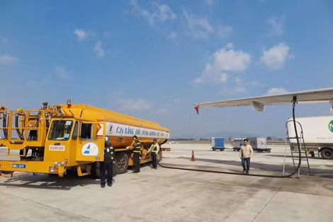 Xe tiếp xăng dầu tại sân bay.