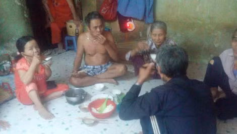 Bữa cơm chiều trong "nhà vé số".