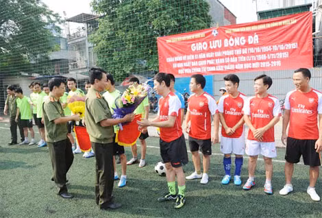 Thượng tá Phạm Khải, Phó Tổng Biên tập Báo CAND cùng Đại tá Nguyễn Minh Tâm, Giám đốc Trung tâm Tư liệu khoa giáo, Học viện Chính trị CAND trao hoa và tặng cờ lưu niệm cho các cầu thủ hai đội.