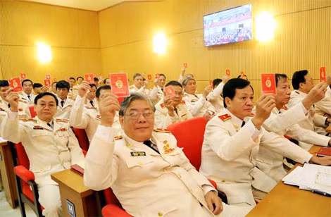 Đảng viên Đảng bộ Công an Trung ương biểu quyết thông qua một số chỉ tiêu chủ yếu trong nhiệm kỳ 2015 - 2020 của Đảng bộ Công an Trung ương.