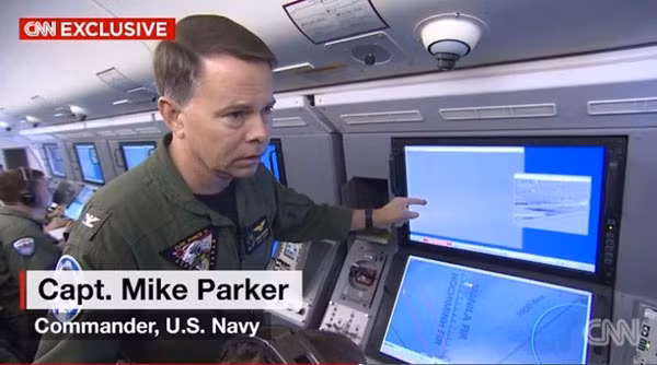 Chỉ huy không đội máy bay giám sát P8 và P3 đang triển khai tới châu Á, Mike Parker đang chỉ cho phóng viên CNN hình ảnh các hoạt động cải tạo của Trung Quốc tại Biển Đông theo quan sát từ máy bay P8-A Poseidon. Chỉ huy không đội máy bay giám sát P8 và P3 đang triển khai tới châu Á, Mike Parker đang chỉ cho phóng viên CNN hình ảnh các hoạt động cải tạo của Trung Quốc tại Biển Đông theo quan sát từ máy bay P8-A Poseidon.