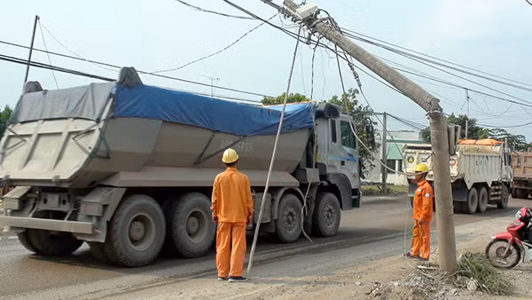 Hiện trường vụ xe ben tông gãy cột điện.
