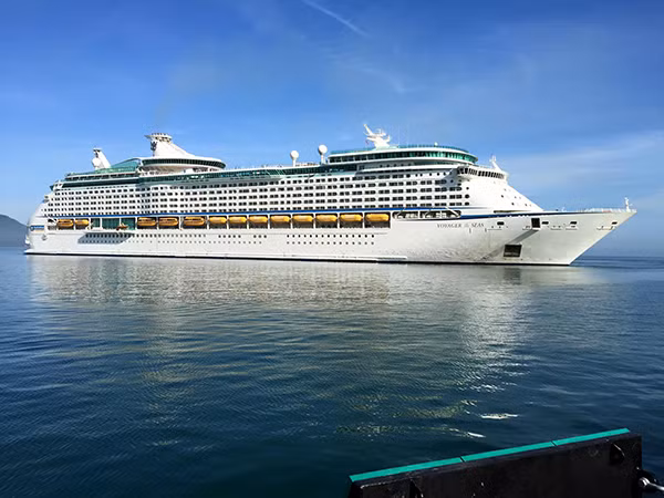 Tàu Voyager of the Seas cập cảng Chân Mây.