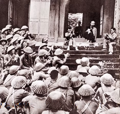 Bác Hồ nói chuyện với Đại đoàn quân Tiên Phong ngày 19/9/1954 tại Đền Giếng trước khi về tiếp quản Thủ đô. Ảnh: Tư liệu. Bác Hồ nói chuyện với Đại đoàn quân Tiên Phong ngày 19/9/1954 tại Đền Giếng trước khi về tiếp quản Thủ đô. Ảnh: Tư liệu.