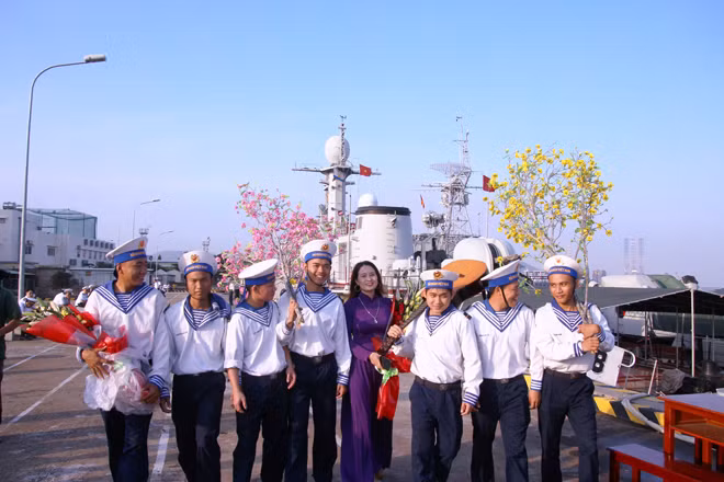 Chiến sĩ trẻ hăng hái lên đường ra nhà giàn làm nhiệm vụ. Chiến sĩ trẻ hăng hái lên đường ra nhà giàn làm nhiệm vụ.