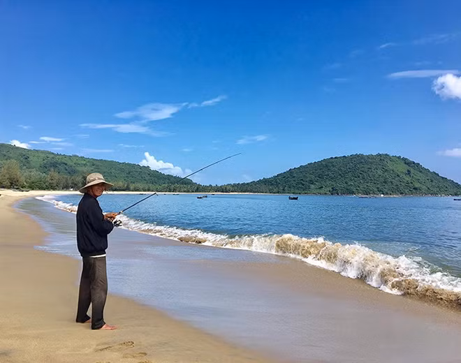 Thi thoảng, vẫn có người nhớ làng cũ tìm về.