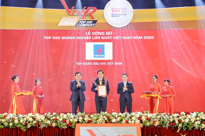 Ông Trần Quang Dũng, Trưởng Ban TT&VHDN đại diện Petrovietnam nhận vinh danh TOP 500 doanh nghiệp lớn nhất VN.